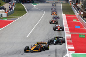 Lando Norris, McLaren MCL38, leads Sir Lewis Hamilton, Mercedes F1 W15