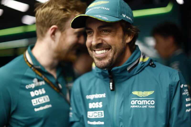 Fernando Alonso, Aston Martin F1 Team, with an engineer