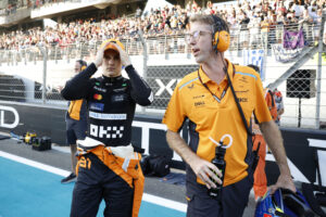 Oscar Piastri, McLaren F1 Team, on the grid with an engineer