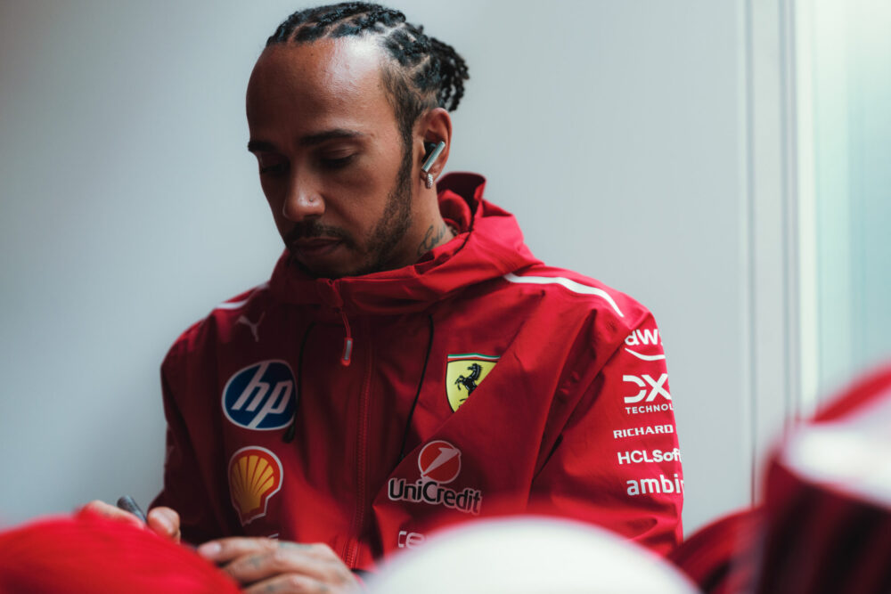 Hamilton: “Sędziowie to żart”, a czas w Ferrari “koszmar”