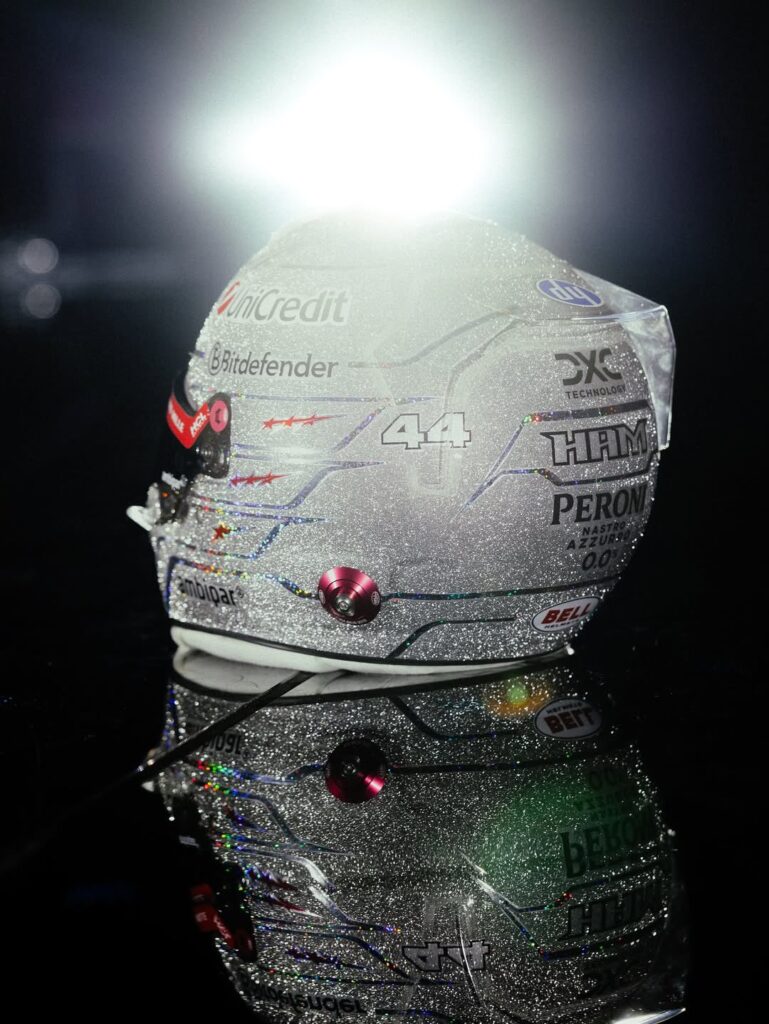 8 kierowców z okolicznościowymi kaskami na Las Vegas