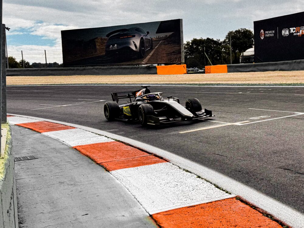 Kucharczyk prezentuje materiały z testów F2