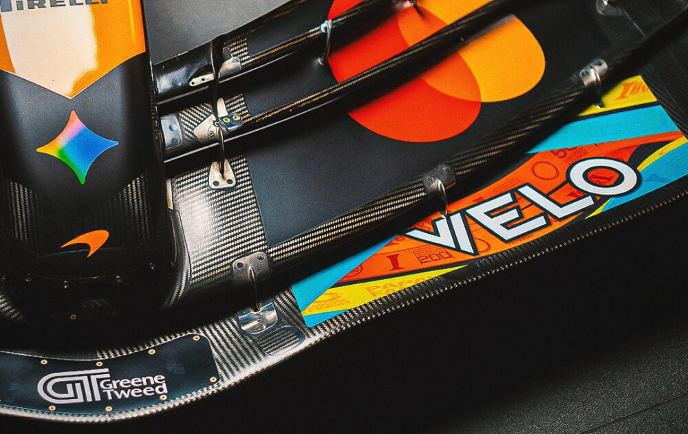 McLaren z okolicznościowym malowaniem w Abu Zabi