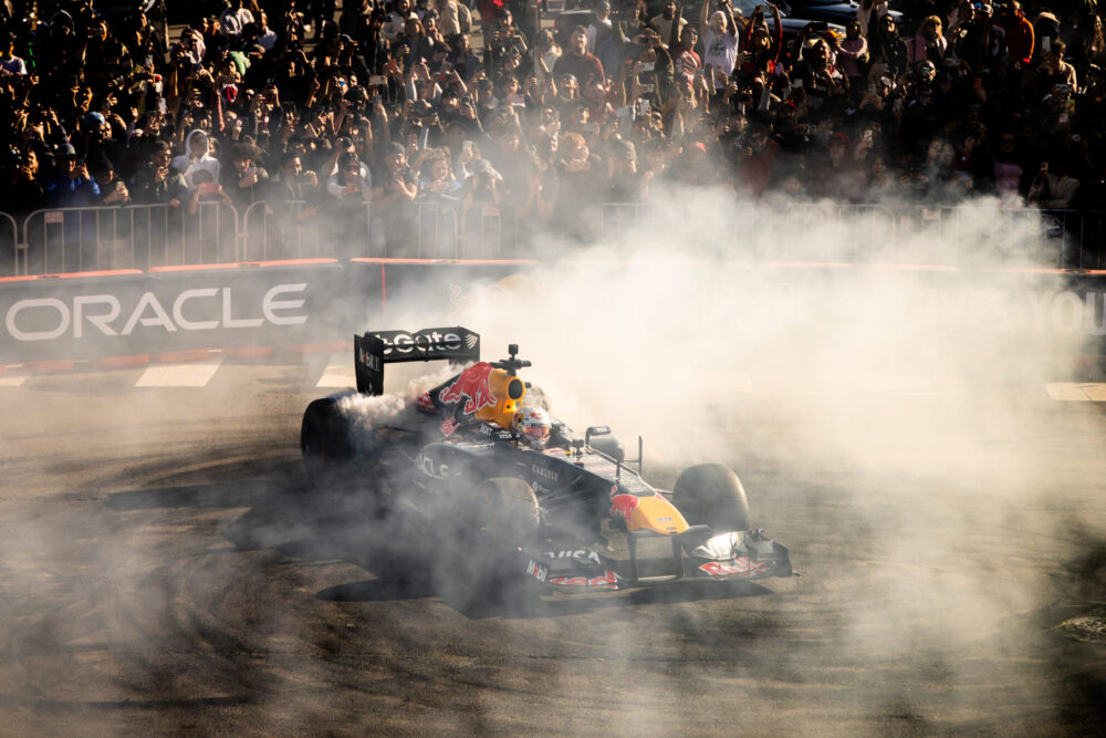 Przygoda Tsunody podczas pokazów