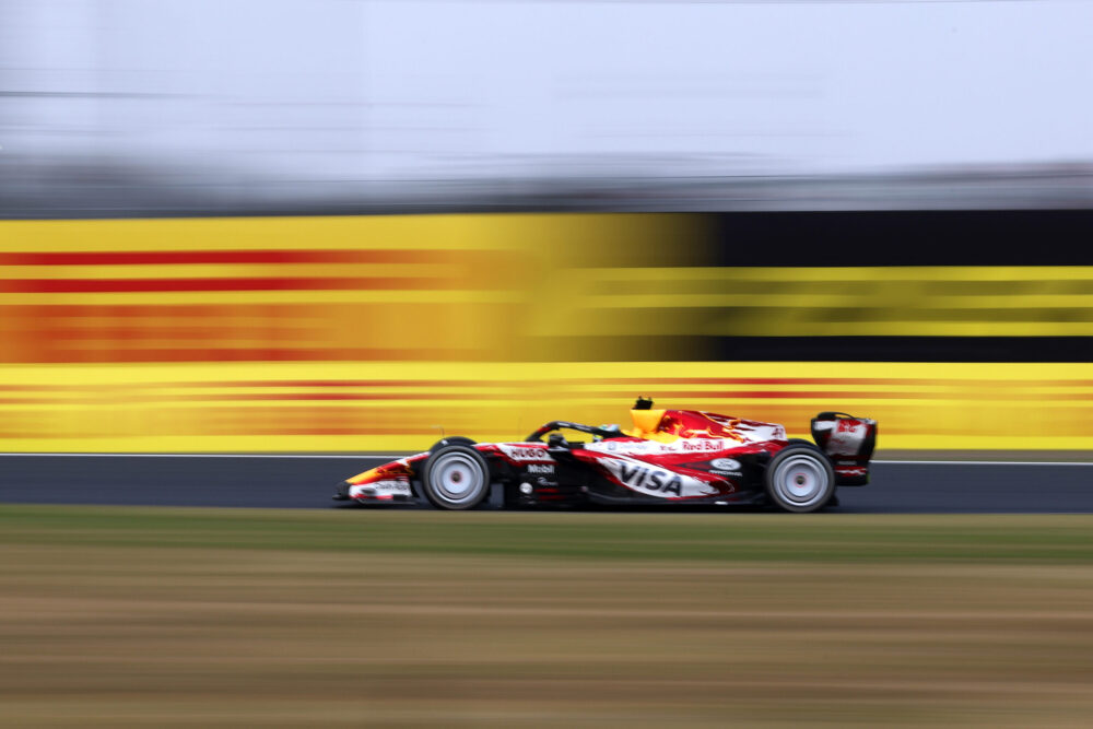 Testy Red Bulli na Suzuce: Lindblad się rozbija, Verstappen wolał Mercedesa