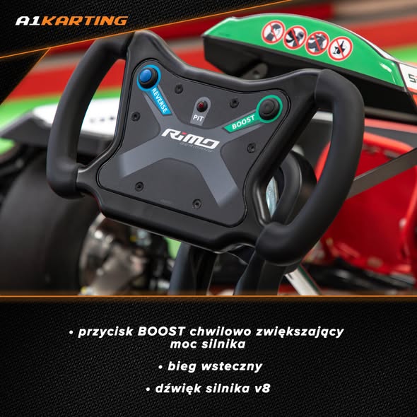 Widok z perspektywy kierowcy (on-board) na kierownicę gokarta CRG w A1 Karting Warszawa, z wyraźnie widocznym przyciskiem boost gotowym do wciśnięcia.
