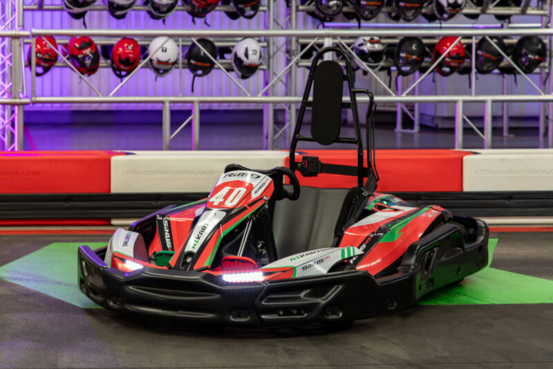 Zbliżenie na nowoczesny gokart elektryczny marki CRG, który ma nisko zamontowany pakiet baterii litowo-jonowych i podwójny silnik.