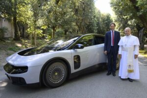 Ferrari Luce Papież Leon XIV