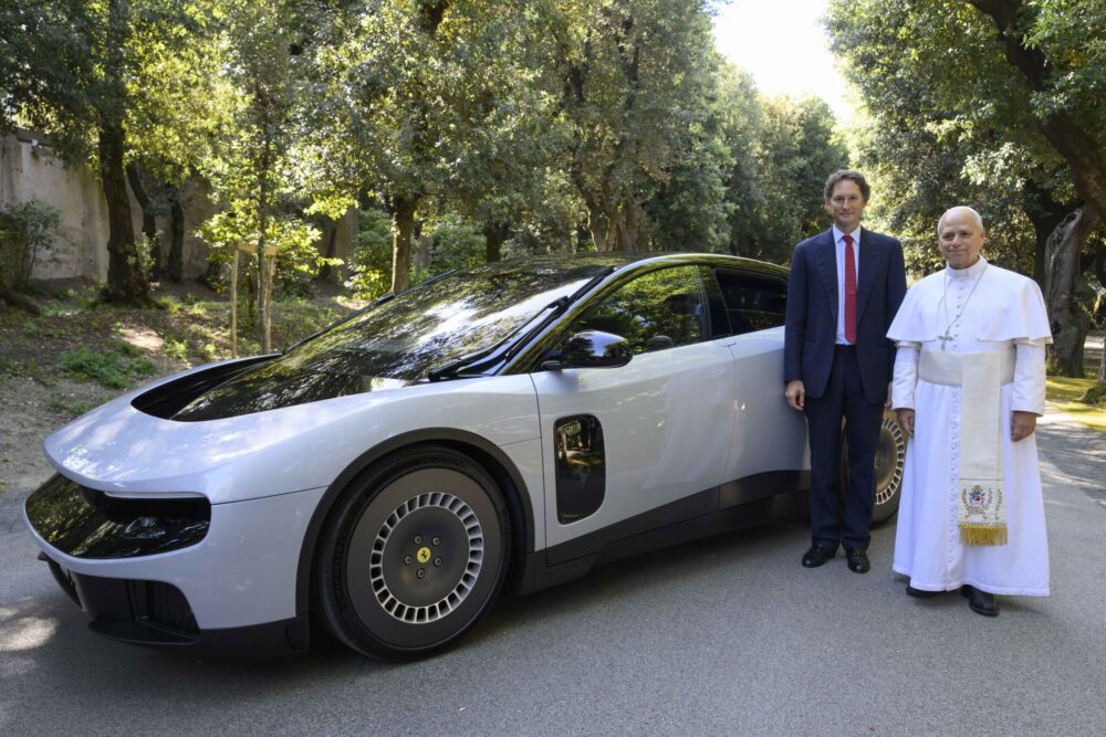 Hamilton i Leclerc odsłonili pierwsze elektryczne Ferrari. Akcje nurkują. Były szef: “Ryzykujemy zniszczenie mitu”