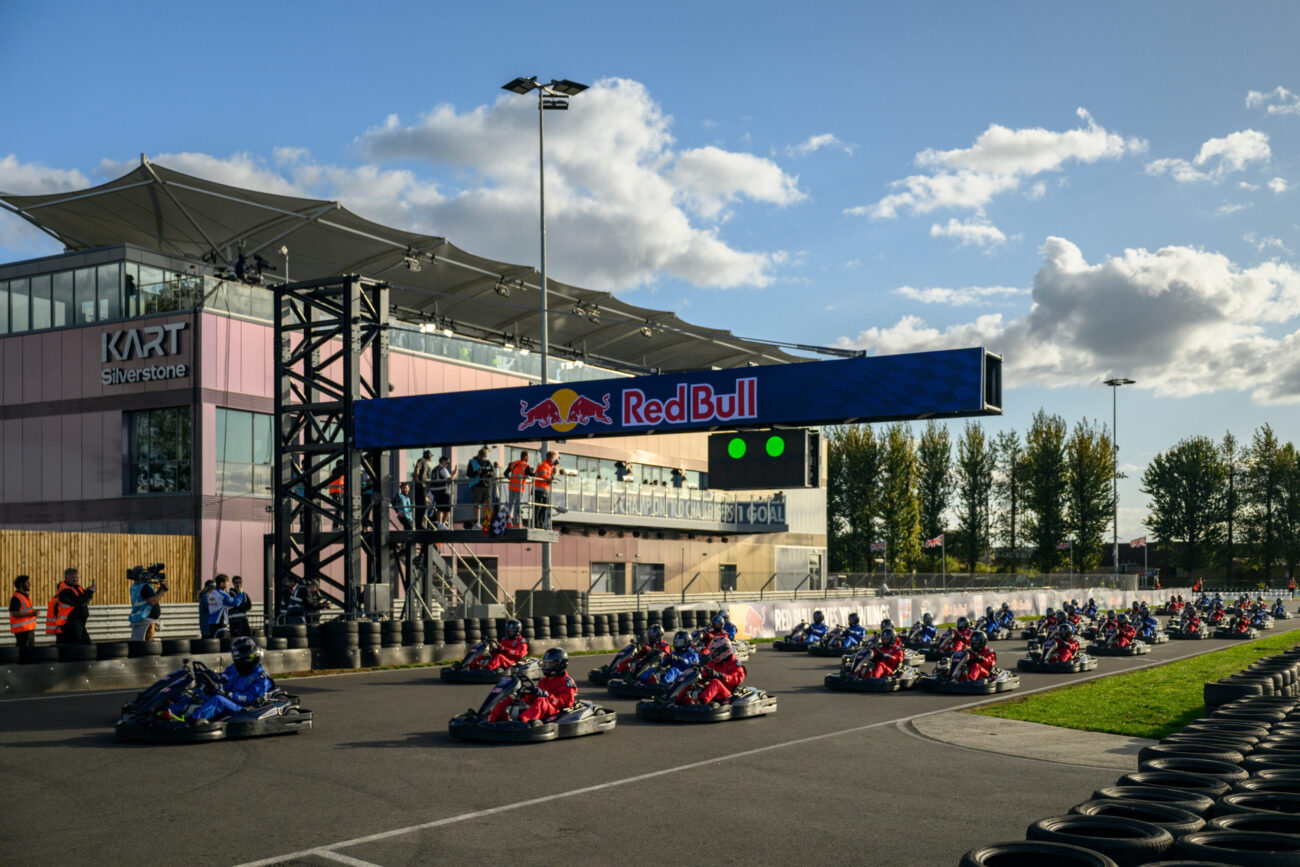 Verstappen zmierzył się z setką amatorów w gokartach