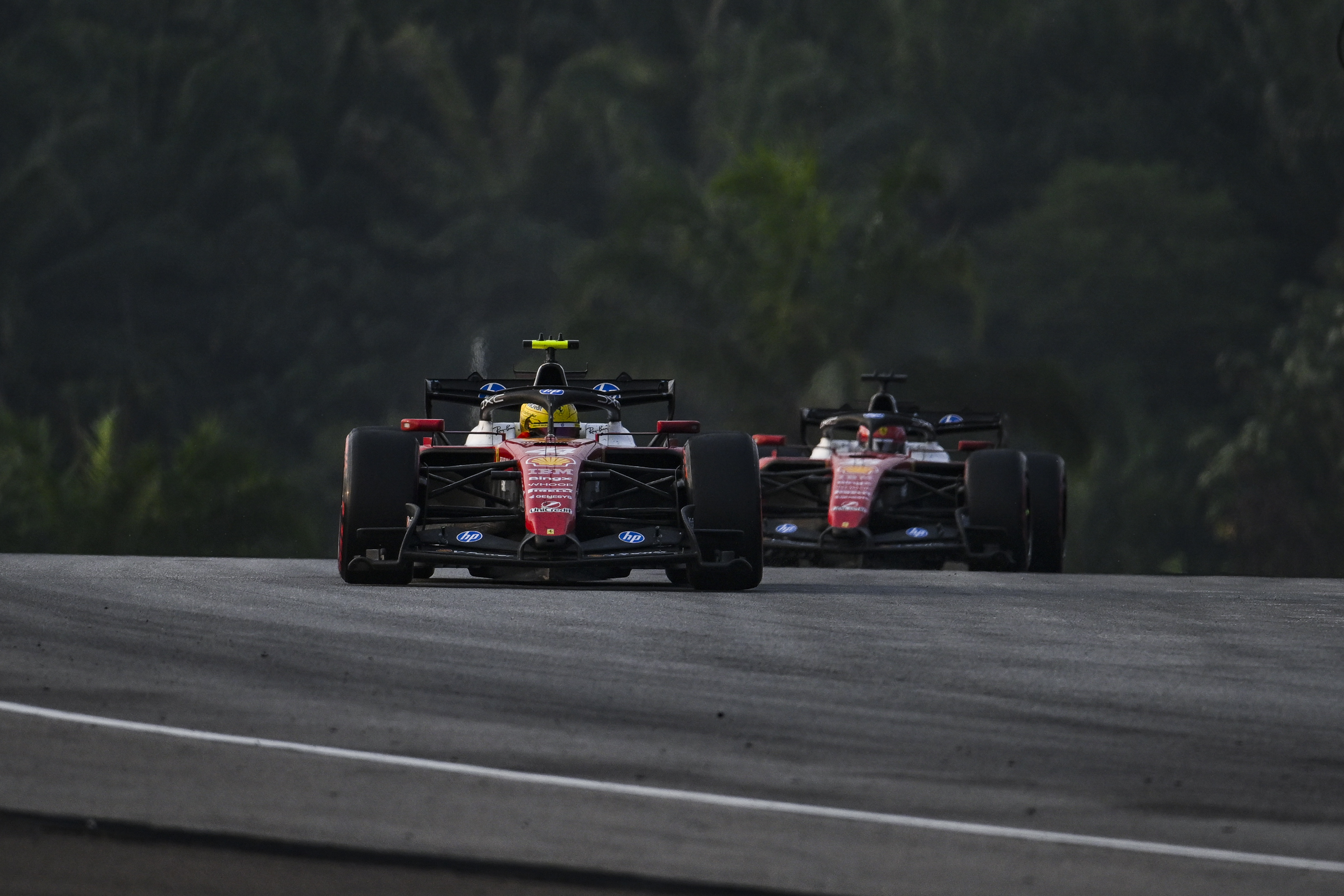 FIA przedstawia szczegółowe wyjaśnienia i chronologię wydarzeń. Co postanowiono na Singapur?