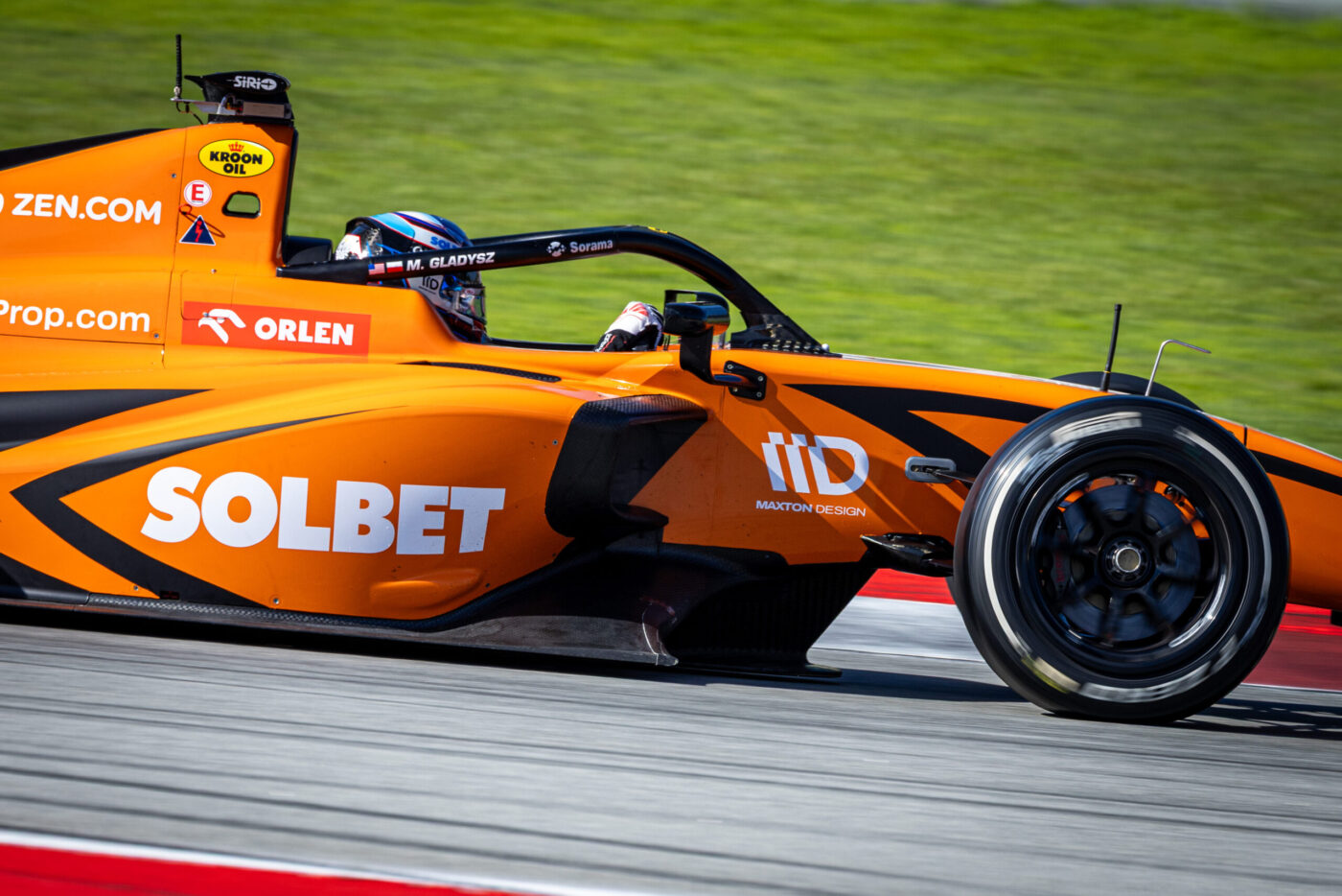 Gładysz zakończył sezon FIA F3 testami w Barcelonie